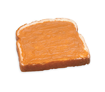 [W06648] Pan blanco con mantequilla de maní, 2 cucharadas (30 gr) de mantequilla de maní